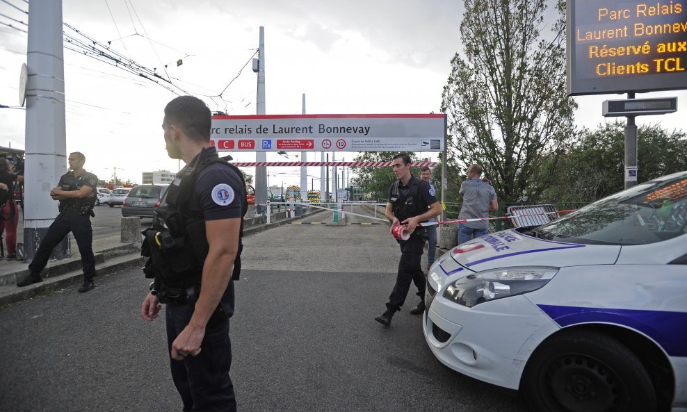 Francuska policija i spasilačke službe kod stanice metroa Laurent-Bonnevay nakon napada nožem u Villeurbanneu, kod Lyona, u Francuskoj, 31. kolovoza 2019.