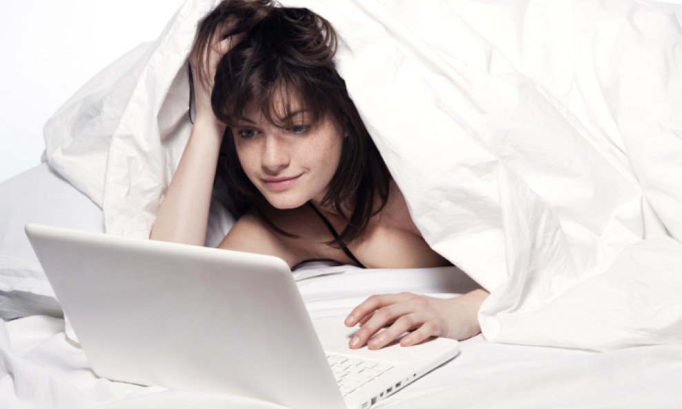 žena laptop krevet