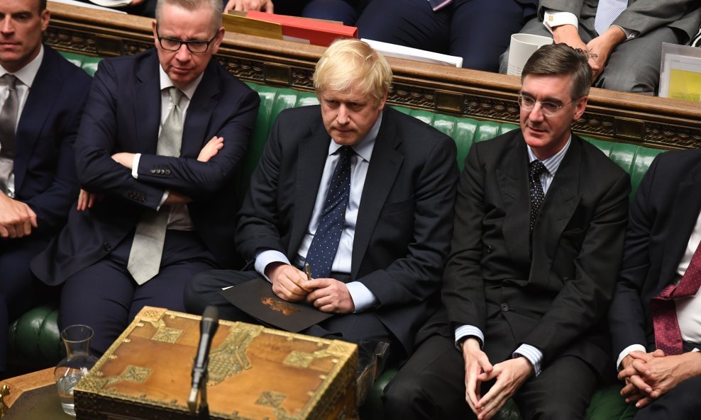 Britanski premijer Johnson s najbližim suradnicima u parlamentu