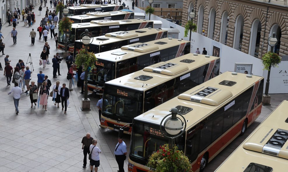 To je prvih devet od 22 autobusa Autotroleja.