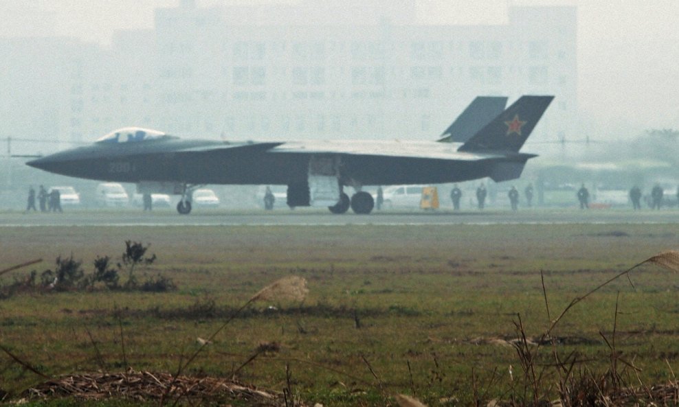 kineski nevidljivi bombarder J-20