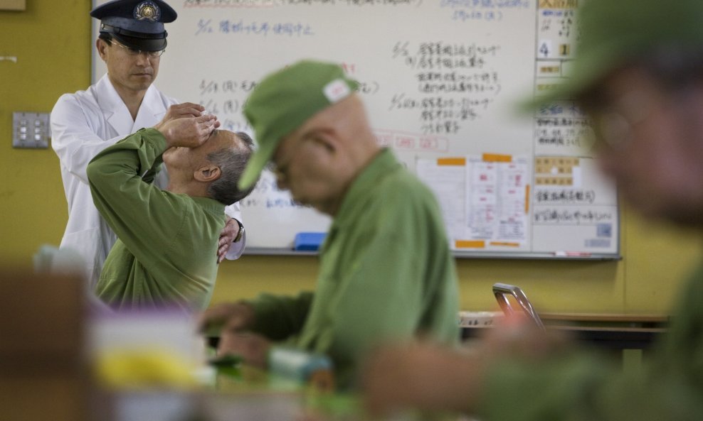 Stariji zatvorenici rade u zatvoru Onomichi u Japanu. Kako japansko društvo rapidno stari, država se mora nositi s trendom oštrog rasta broja kriminalaca umirovljeničke dobi