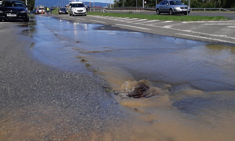 Cijevi su u Novom Zagrebu pukle u Sarajevskoj ulici u utorak (na slici), a u Sopotu u srijedu