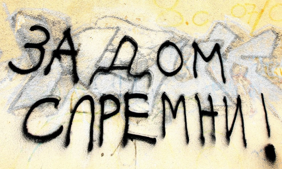 Pozdrav 'Za dom spremni' ispisan na ćilirici u Šibeniku