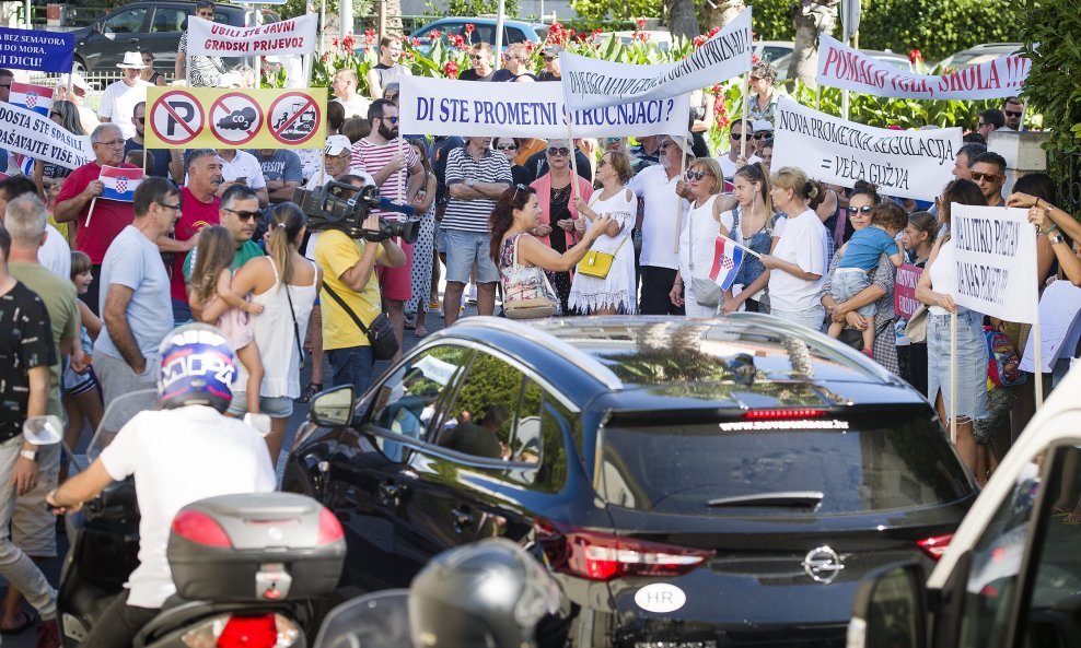 Mirni prosvjed stanara Bačvica zbog regulacije prometa kroz trajektnu luku