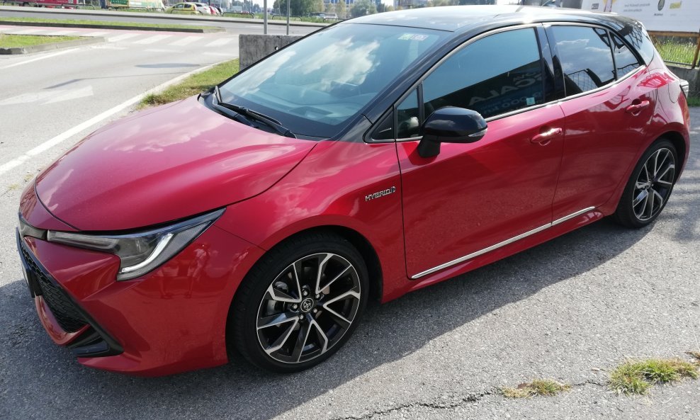 Corolla Hatchback 2,0 hibrid s opremom Sport sjajna je kombinacija benzinskog i elektromotora