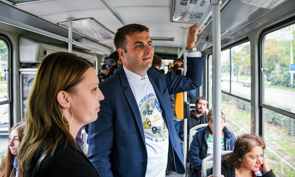 Ministar Tomislav Ćorić dio puta prešao je tramvajem, a zatim je pješice došao pred Vladu u društvu nekolicine kolega ministara