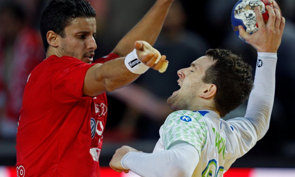 Men's Handball - Slovenia v Tunisia - 2017 Men's World Championship Main Round - Group B - Arenes de Metz, Metz, France - 17/01/17 - Slovenia's Miha Zarabec challenges Tunisia's Amen Toumi. REUTERS/Vincent Kessler