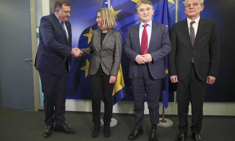 Članovi predsjedništva BiH Milorad Dodik, Željko Komšić i Šefik Džaferović s visokom predstavnicom EU za vanjsku politiku Federicom Mogherini