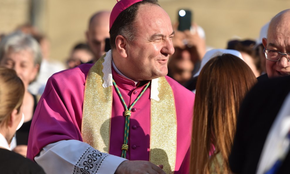 Mons. Petar Palić upozorava na problem nedostatka svećenika na srednjodalmatinskim otocima