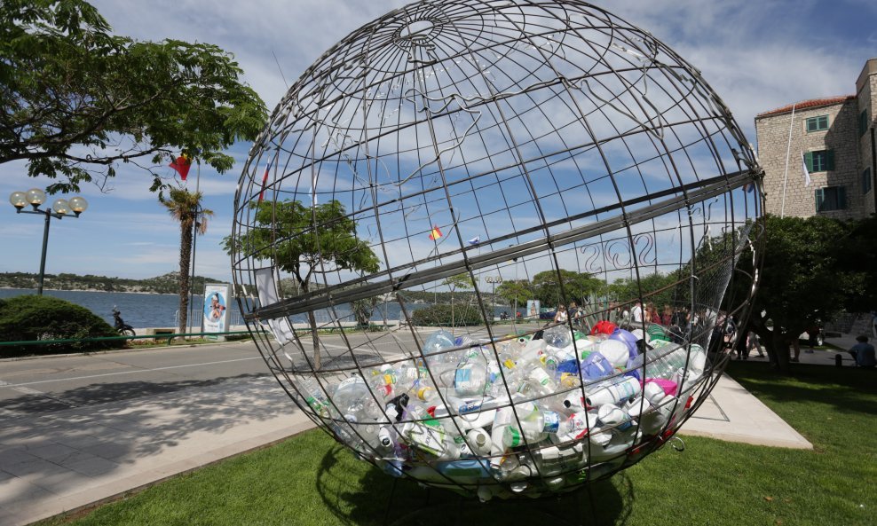 Zemaljska kugla ispunjena plastičnom ambalažom upozorava na problem plastike