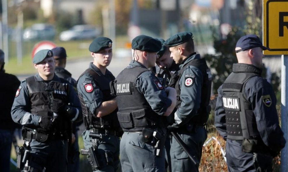 Na granični prijelaz stigla slovenska interventna policija (2)