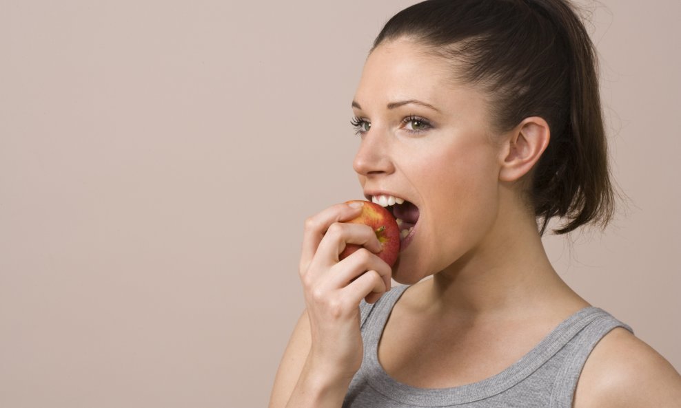 žena jede jabuka