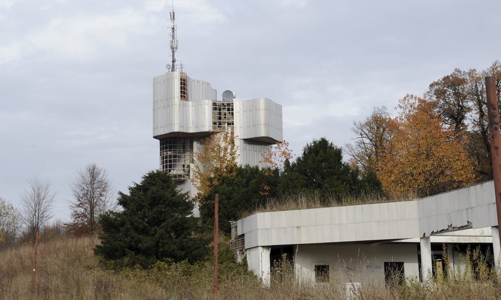 devastirani spomenik Vojina Bakića Petrova gora