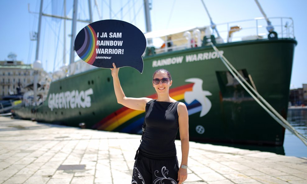 Mihaela Bogeljić pred čuvenim Greenpeaceovim brodom Rainbow Warrior