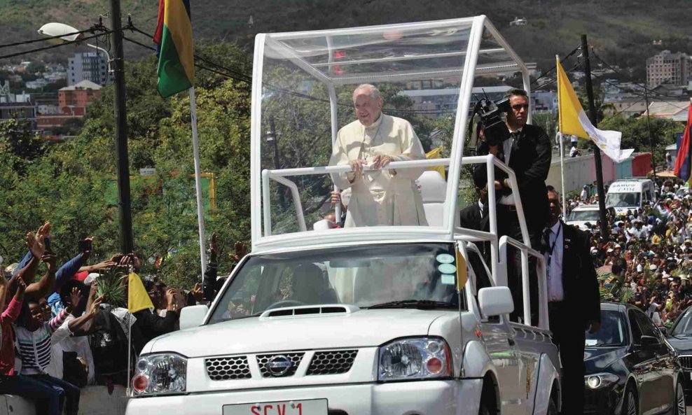 Nissan je prvi put u povijesti imao čast napraviti službeno vozilo pape Franje