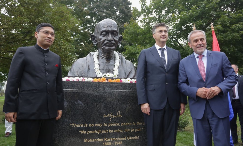 Andrej Plenković na otkrivanju spomenika Mahatmi Gandhiju
