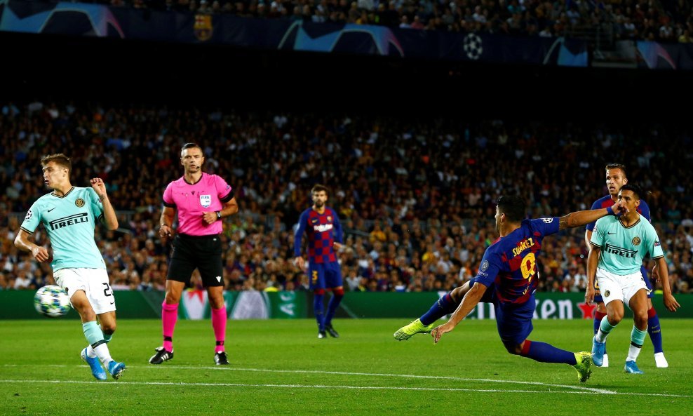 Trenutak kada je Luis Suarez zabio prvi pogodak, najljepši gol kola