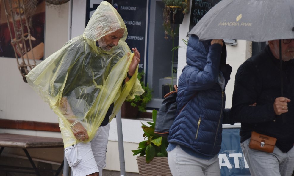 Promjena vremena i jaka kiša zahvatila šibensko područje