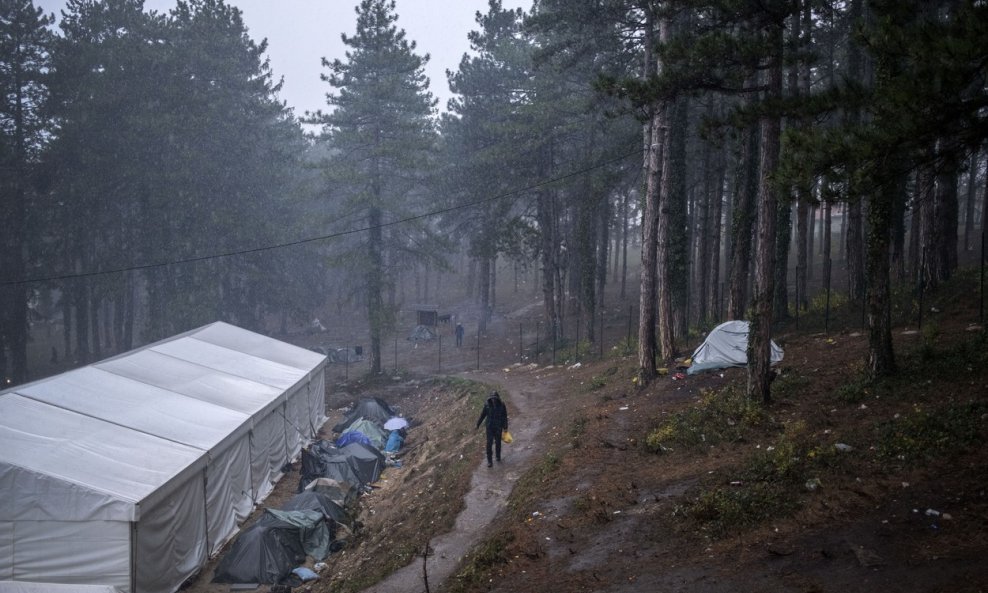 Migranti u BiH uz granicu s Hrvatskom žive u neljudskim uvjetima.