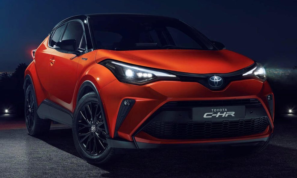 Toyota C-HR je dobila i jači 2,0-litreni hibridni pogon, novi multimedijski sustav te modifikacije prednjeg i stražnjeg dijela