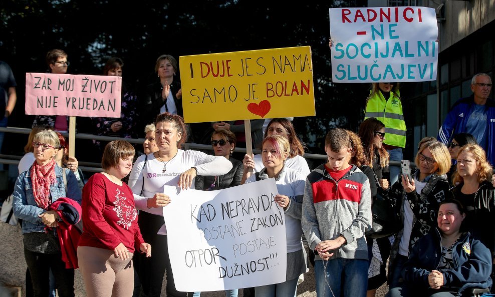 Oko 80 roditelja njegovatelja okupilo se na prosvjedu pred Ministarstvom socijalne skrbi.