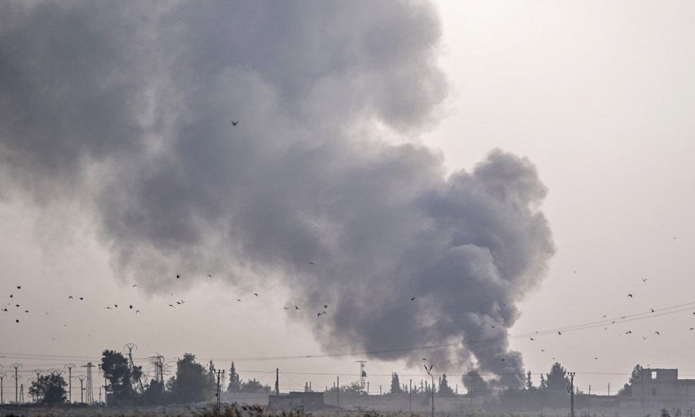 Dim iznad sirijskog pograničnog grada Tal Abiada