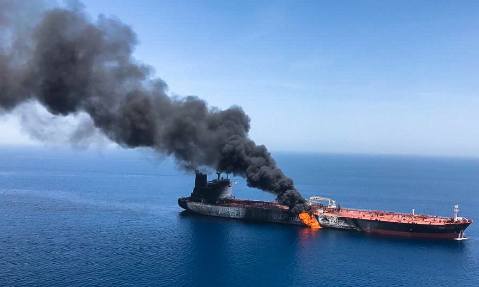 Zapaljeni tanker u Omanskom zaljevu u lipnju 2019. (ilustrativna fotografija)