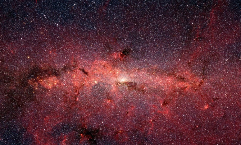 Spitzerova fotografija zapravo je mozaik manjih snimaka koji prikazuju galaktički centar u infracrvenom svjetlu