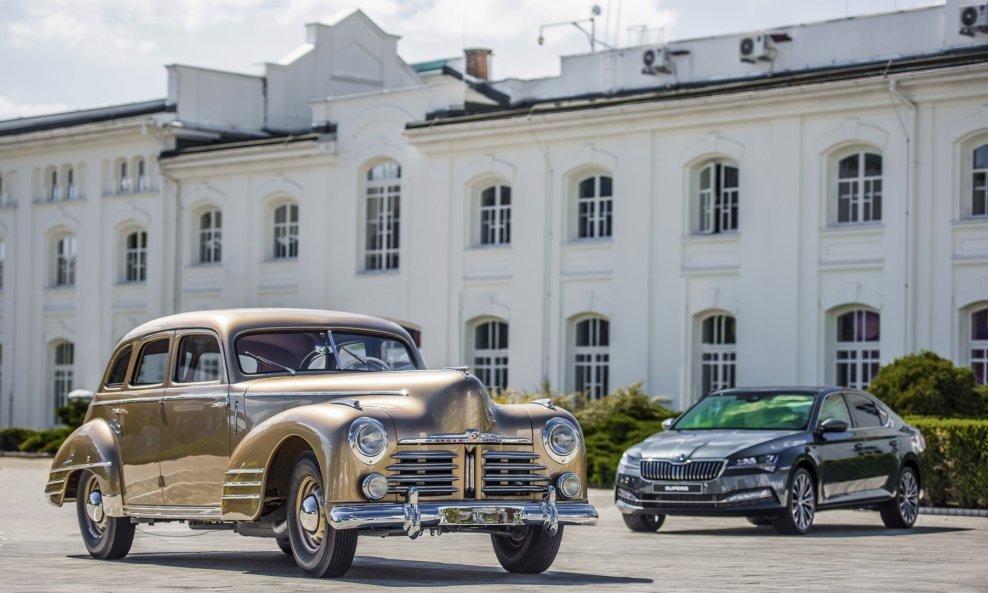 Škoda Superb OHV iz 1948. pored modernog Superba treće generacije