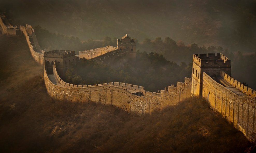 Svi ljubitelji trivijalnosti znaju da je Kineski zid najveća vojna građevina na Zemlji i jedino djelo ljudskih ruku vidljivo iz svemira. Manje je poznato da je od nekadašnjih 7.300 kilometara te građevine danas očuvano još oko 2.000 kilometara. Rijeke tur