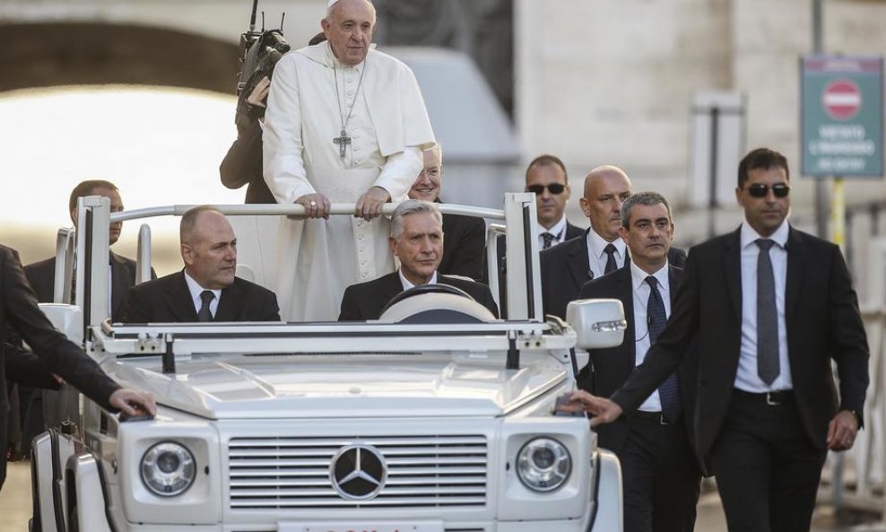 Pripadnici vatikanske žandarmerije brinu se o sigurnosti pape s pripadnicima Švicarske garde
