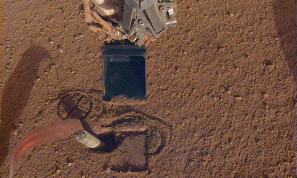 Stručnjaci pretpostavljaju da je sonda naišla na neočekivani sloj tvrdog tla koji nije propadao u iskopanu rupu. Zbog toga ni Krtica nije mogla kopati dublje