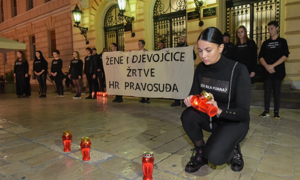 Pred zgradom suda i županijskog državnog odvjetništva održan je prosvjed koji je organizirao Klub studenata Antifijaka