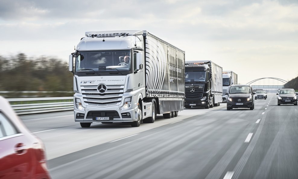 Mercedes-Benz Trucks drive as an automated convoy with Highway Pilot Connect