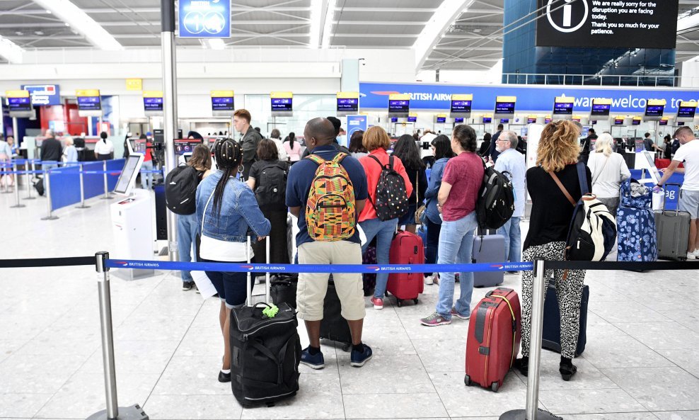 Putnici čekaju polazak na terminalu 5 londonske zračne luke Heathrow