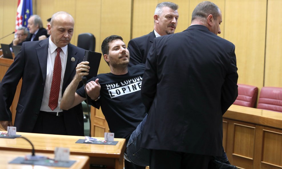Saborska straža iznosi Pernara iz sabornice