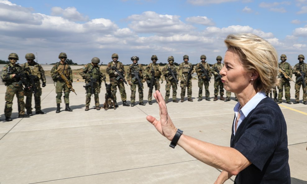 Ursula von der Leyen u obilasku njemačkih vojnika u Niederstettenu dok je bila njemačka ministrica obrane