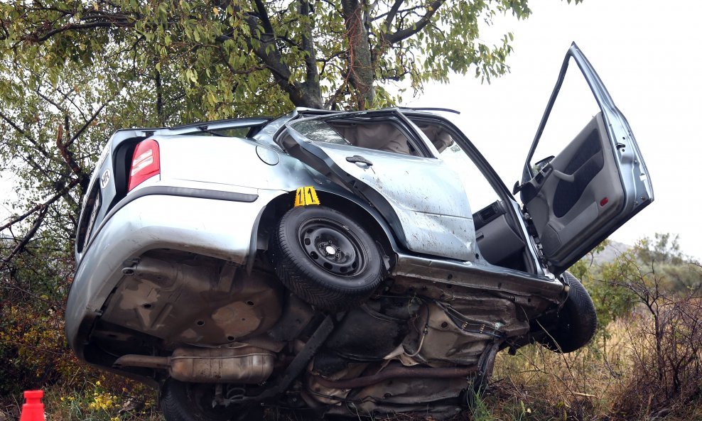 cesti  Lozovac- Skradin, u izlijetanju automobila stradao muškarac