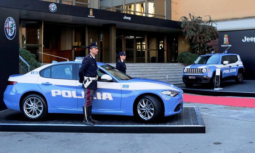 Policajci pored Giulije Q4