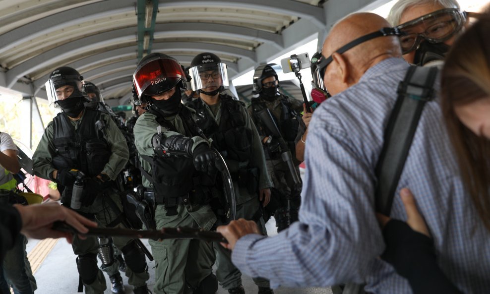 Sukob s policijom u Hong Kongu