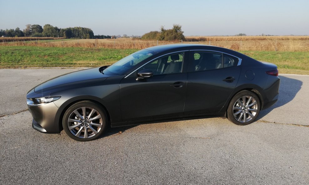 Mazda3 Skyactiv-G122 AT Plus je dizajnerski jako dobro pogođen automobil