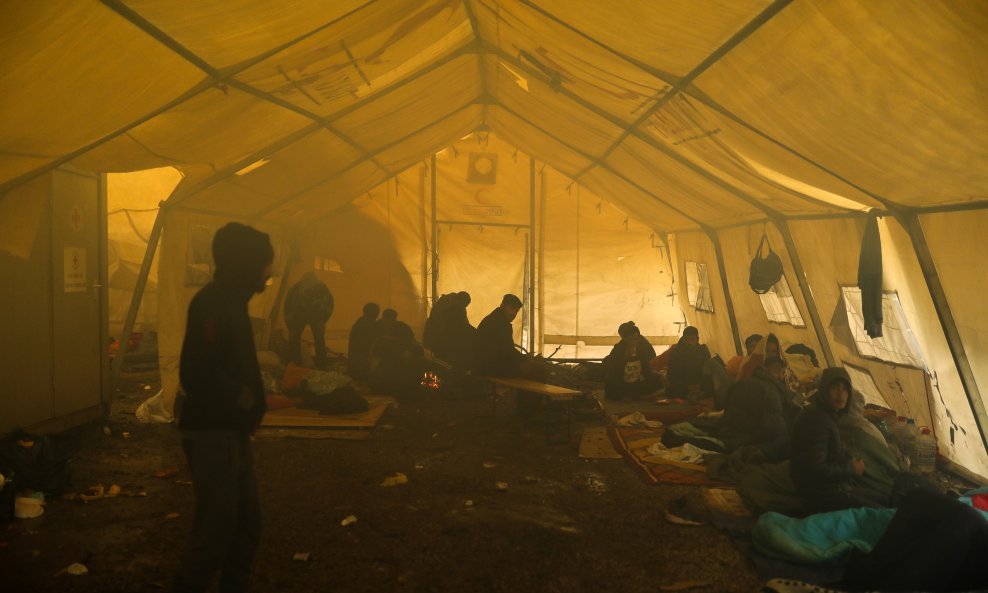 Voda je stigla u migrantski kamp Vučjak kod Bihaća u BiH. Unatoč hladnom jutru i 0 stupnjeva Celzija, odlučili su se okupati. U ovom kampu trenutno boravi između 1000 i 2000 migranata, a griju se paleći vatru.