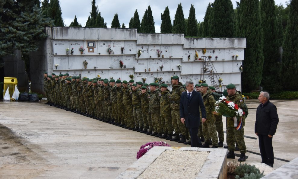 Pripadnici Hrvatske vojske položili vijence kod Spomen obilježja poginulim hrvatskim braniteljima u Domovinskom ratu i na Središnjem križu na gradskom groblju.