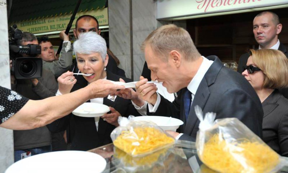 jadranka kosor i donald tusk jedu sir i vrhnje