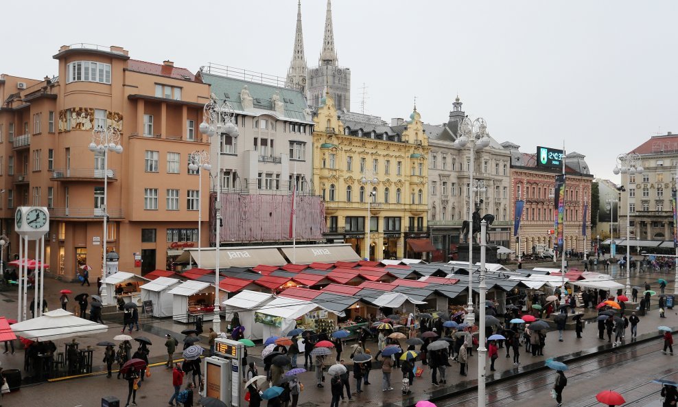 Kućice, Trg bana Jelačića