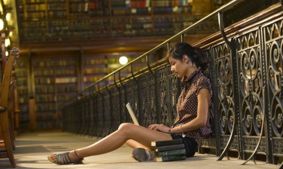 djevojka biblioteka knjiga