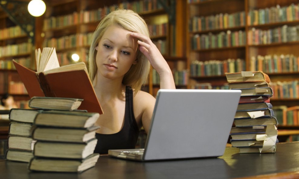 djevoka s računalom u knjižnici