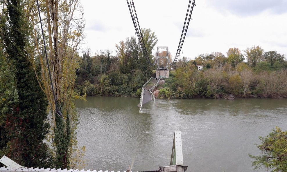 Metalni most na rijeci Tarnu sagrađen 1931. mogao je podnijeti težinu do 19 tona.