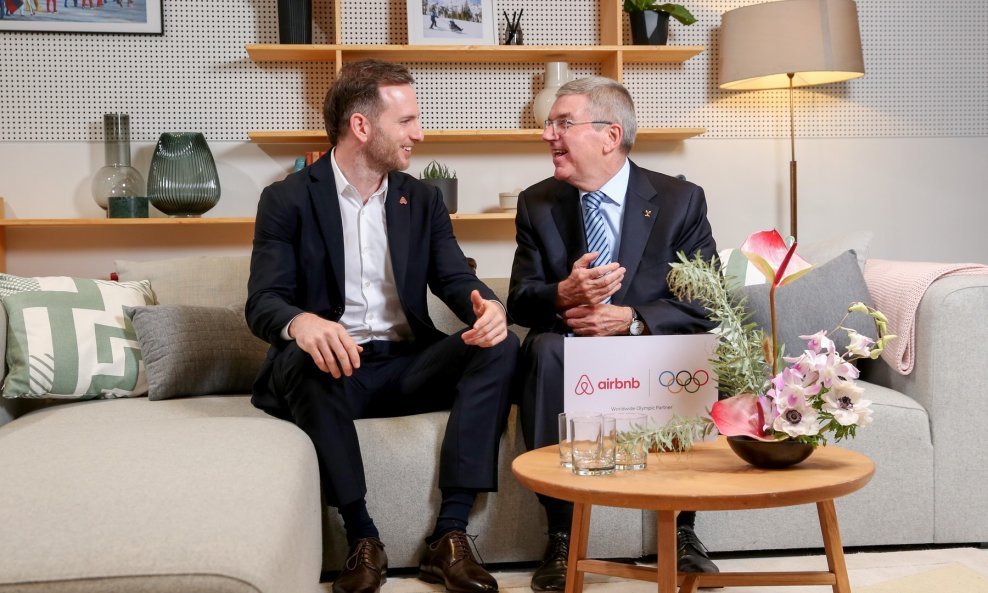 Suosnivač Airbnba Joe Gebbia i predsjednik Međunarodnog olimpijskog odbora (MOO) Thomas Bach nakon potpisivanja ugovora o partnerstvu